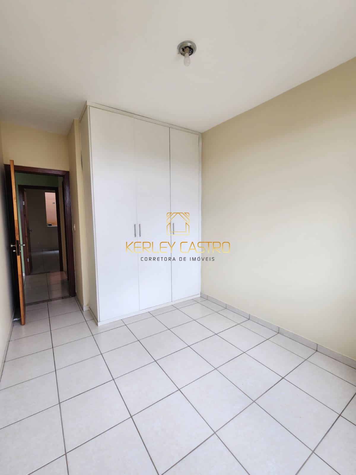 VENDO APARTAMENTO COM ÁREA PRIVATIVA NO CARMO